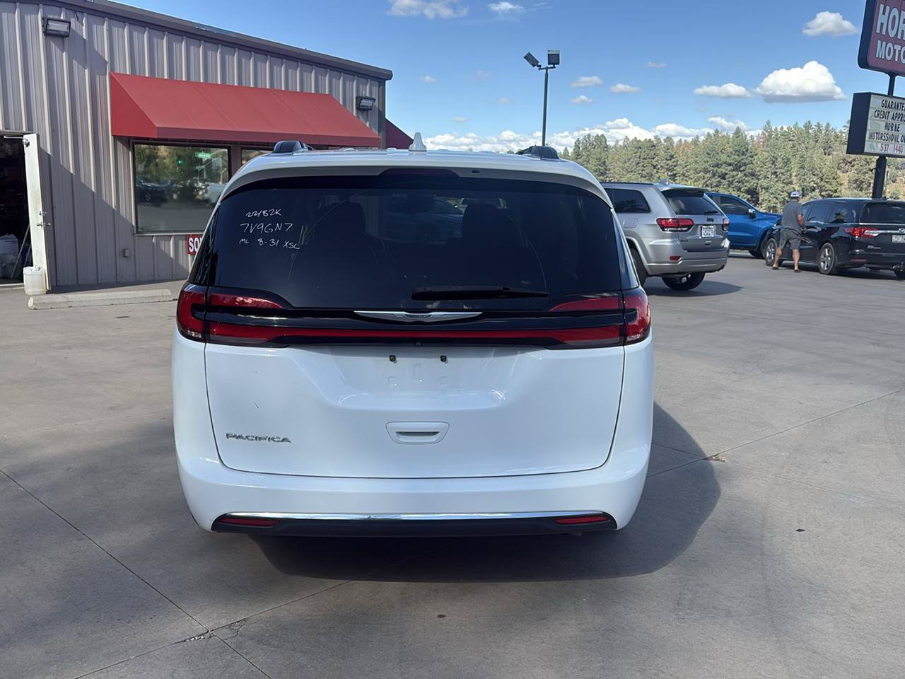 Used 2022 Chrysler Pacifica Touring-L FWD image 6
