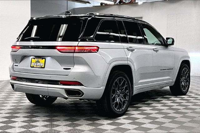 Used 2025 Jeep Grand Cherokee Summit w/ Obsidian Package AWD/4WD image 13