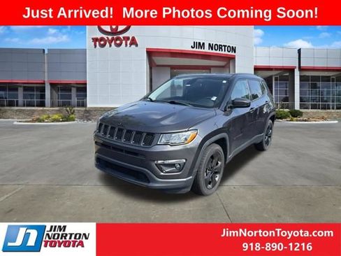 Used 2019 Jeep Compass Latitude FWD image 3