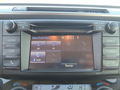 Used 2018 Toyota RAV4 LE image 22