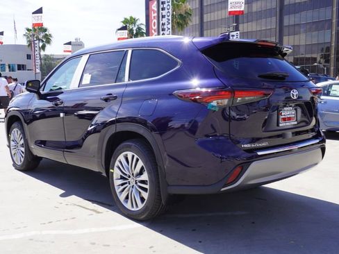 New 2026 Toyota Highlander Platinum image 3