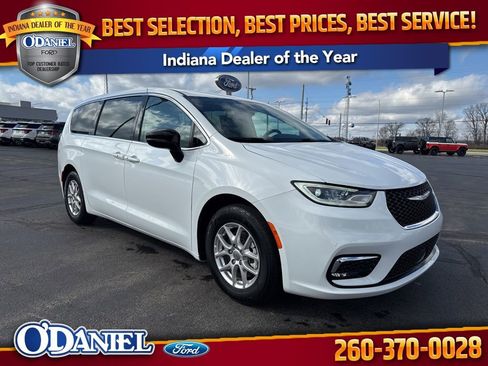 Used 2024 Chrysler Pacifica Touring-L FWD image 1