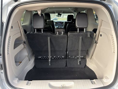 Used 2023 Chrysler Pacifica Touring-L image 19