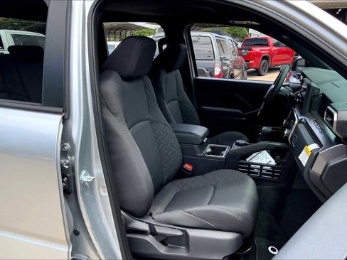 Used 2025 Toyota Tacoma SR5 AWD/4WD image 9