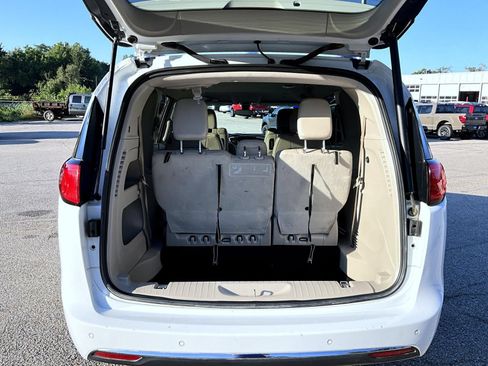 Used 2019 Chrysler Pacifica Touring-L Plus FWD image 9