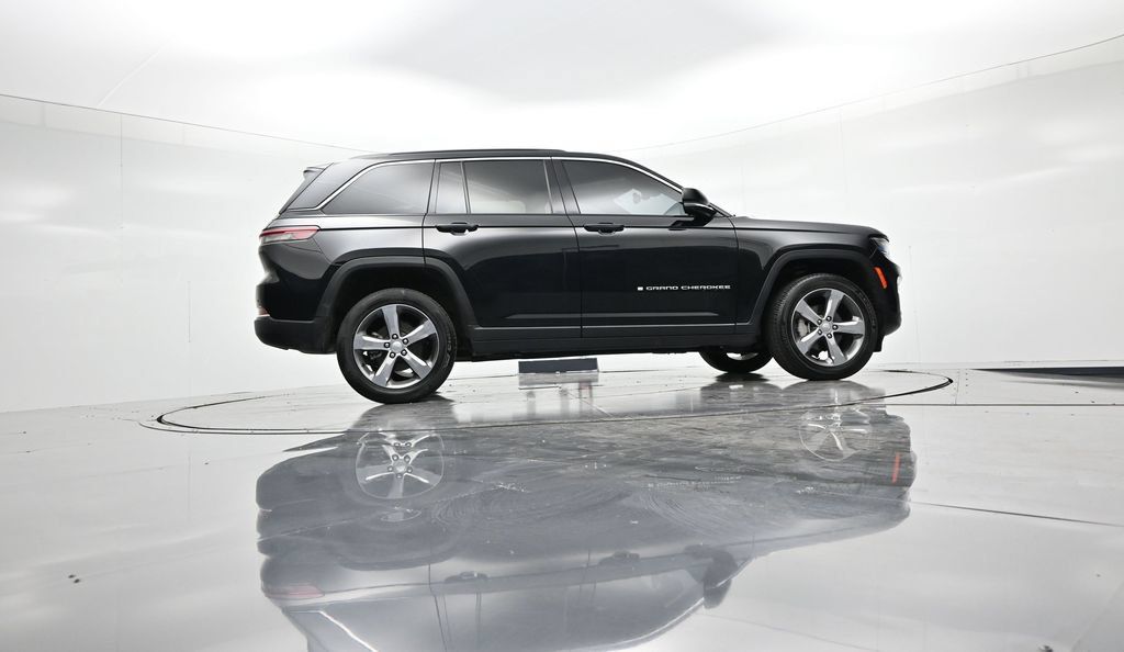 Used 2025 Jeep Grand Cherokee Limited w/ Luxury Tech Group II AWD/4WD image 25