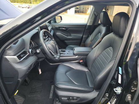 Used 2024 Toyota Highlander XLE AWD/4WD image 3
