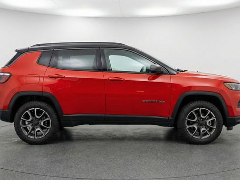 Used 2025 Jeep Compass Trailhawk AWD/4WD image 11