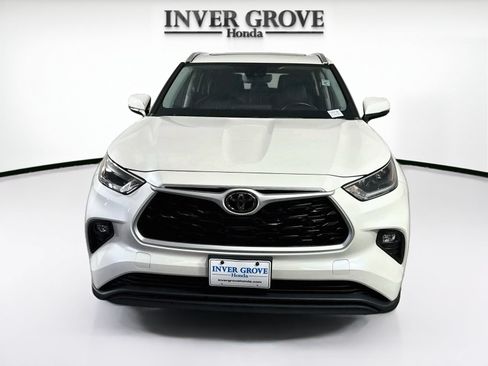 Used 2021 Toyota Highlander XLE AWD/4WD image 2