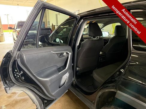 Used 2021 Toyota RAV4 LE AWD/4WD image 27