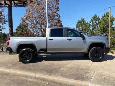 Used 2025 Chevrolet Silverado 2500 ZR2 w/ Technology Package image 7