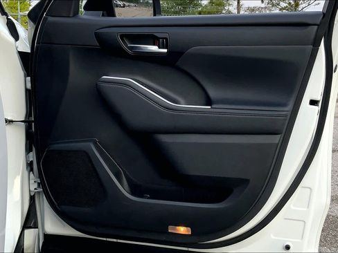 Used 2023 Toyota Highlander XLE image 22