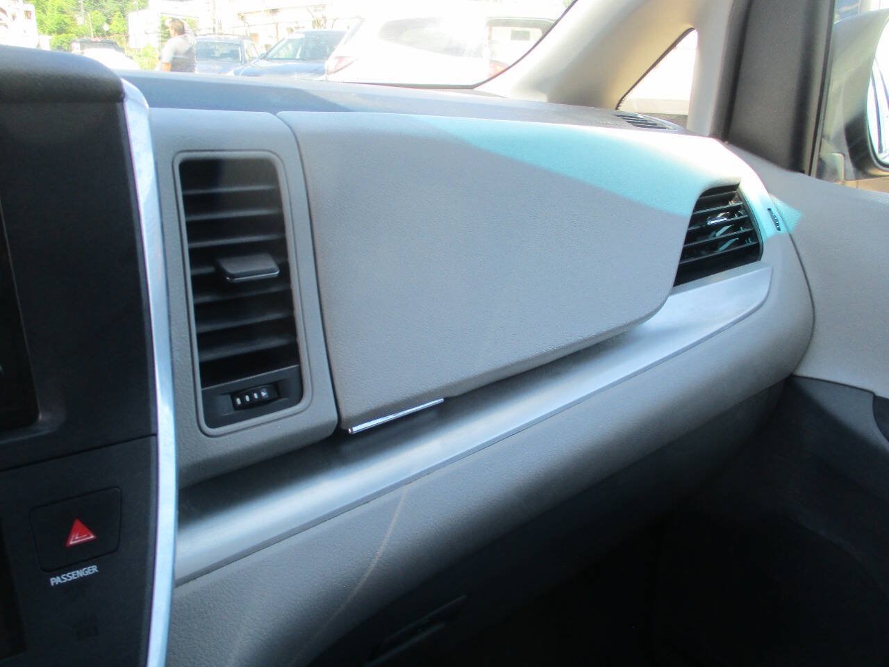 Used 2017 Toyota Sienna LE FWD image 28
