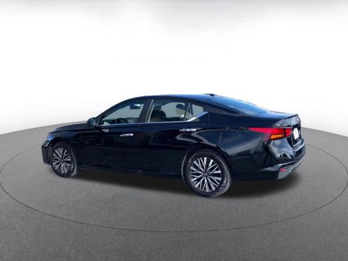 Used 2025 Nissan Altima 2.5 SV image 10