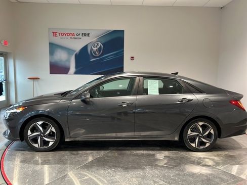 Used 2023 Hyundai Elantra Limited w/ Cargo Package image 3