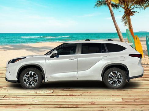 Used 2023 Toyota Highlander XLE image 2