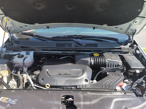 Used 2024 Chrysler Pacifica Touring-L image 34