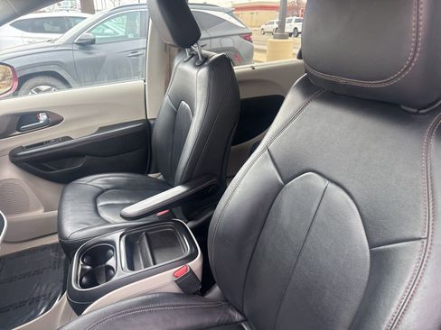 Used 2017 Chrysler Pacifica Touring-L image 11