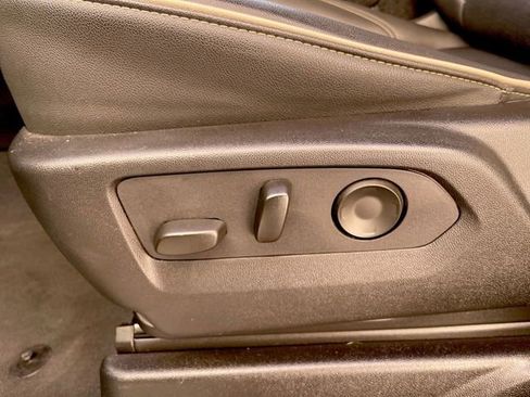 Used 2024 GMC Yukon XL SLT w/ SLT Luxury Package image 12