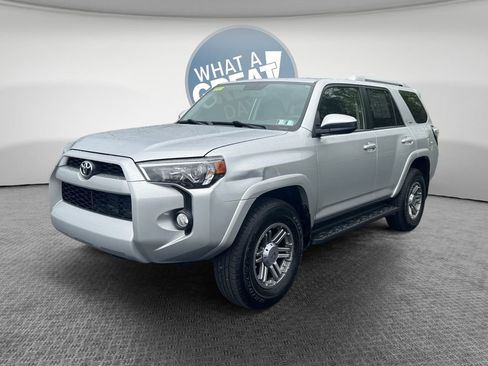 Used 2018 Toyota 4Runner SR5 AWD/4WD image 8