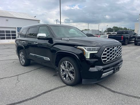 Used 2023 Toyota Sequoia Capstone AWD/4WD image 7