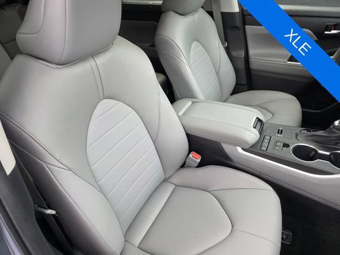 Used 2022 Toyota Highlander XLE FWD image 32