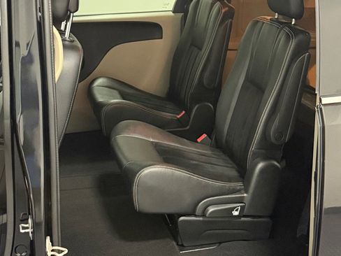 Used 2018 Dodge Grand Caravan SXT image 9