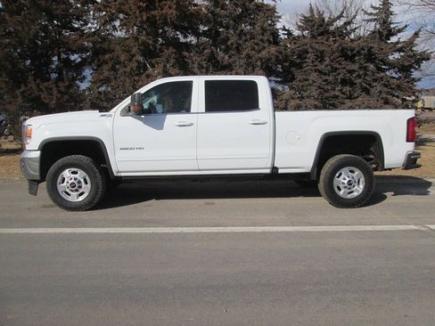 Used 2017 GMC Sierra 2500 SLE w/ HD SLE Preferred Plus Package AWD/4WD image 9