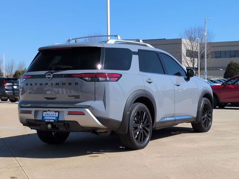 Used 2024 Nissan Pathfinder Platinum image 6