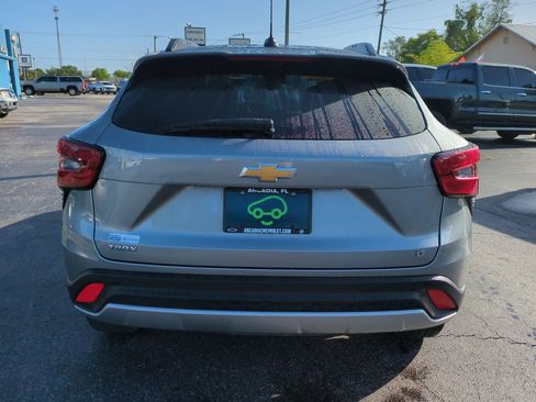 Certified 2025 Chevrolet Trax LT w/ Driver Confidence Package FWD image 5