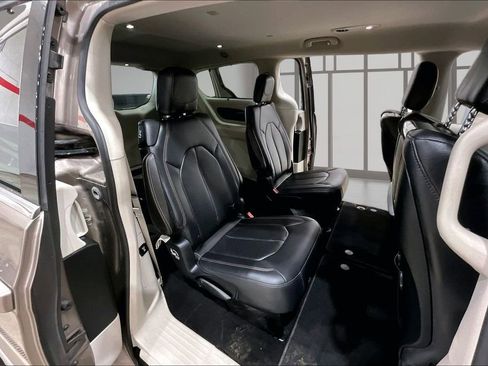 Used 2018 Chrysler Pacifica Touring-L Plus w/ Advanced Safetytec Group image 26