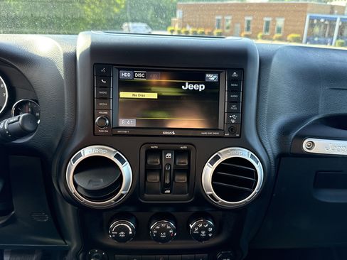 Used 2017 Jeep Wrangler Unlimited Sahara w/ Connectivity Group AWD/4WD image 24