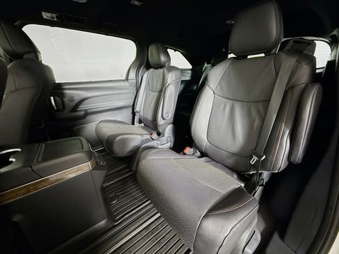 Certified 2025 Toyota Sienna Platinum image 23