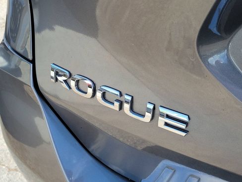 Used 2018 Nissan Rogue SV w/ Premium Package FWD image 7