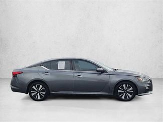 Used 2022 Nissan Altima 2.5 SV video 4