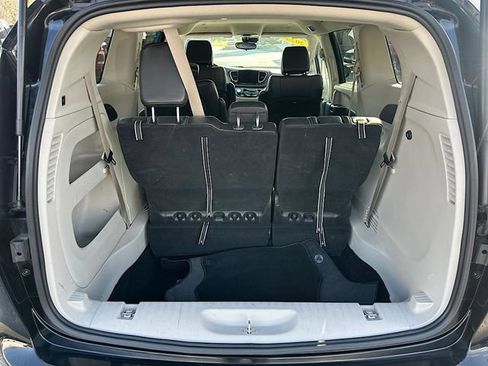 Used 2024 Chrysler Pacifica Touring-L FWD image 11