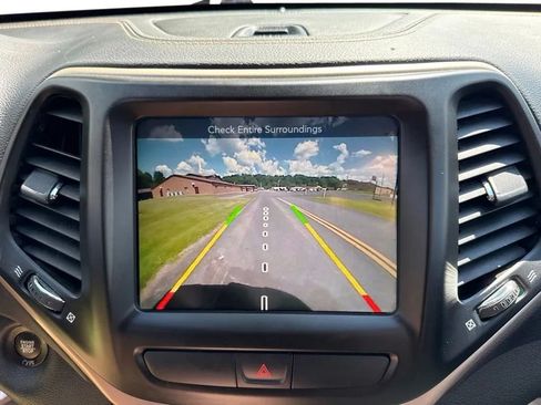 Used 2017 Jeep Cherokee Limited AWD/4WD image 22