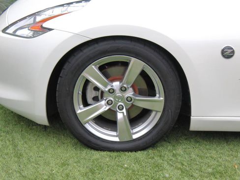 Used 2009 Nissan 370Z Touring RWD image 34