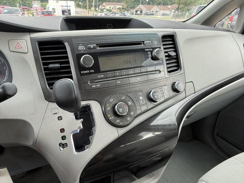 Used 2013 Toyota Sienna L w/ Towing Pkg FWD image 18