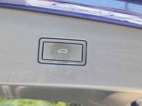 Used 2022 Volkswagen Tiguan SE FWD image 13