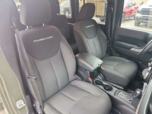 Used 2015 Jeep Wrangler Unlimited Rubicon w/ Connectivity Group image 37
