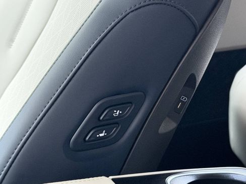 Used 2025 Kia Carnival EX FWD image 19