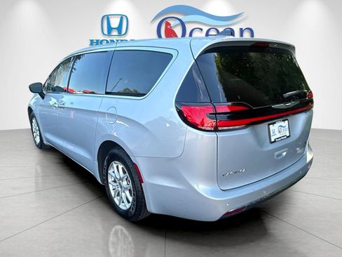 Used 2024 Chrysler Pacifica Touring-L FWD image 5