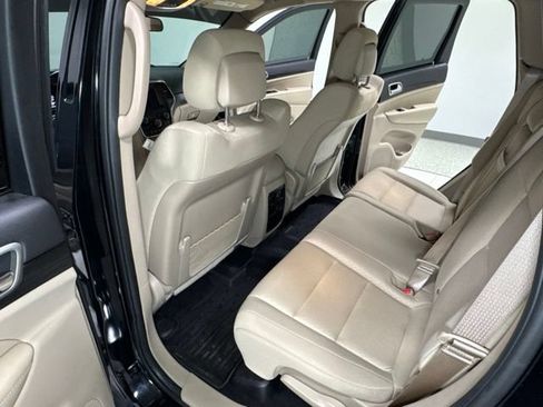 Used 2019 Jeep Grand Cherokee Laredo AWD/4WD image 24