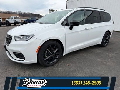 Used 2025 Chrysler Pacifica Limited