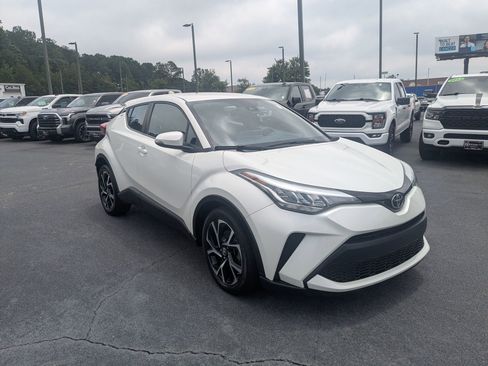 Used 2021 Toyota C-HR XLE FWD image 3
