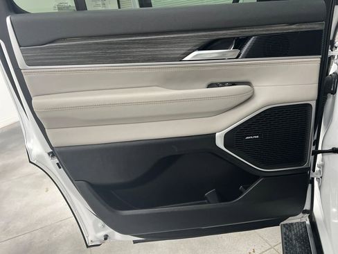 Used 2024 Jeep Wagoneer Series II w/ Flexible Seating Group image 17