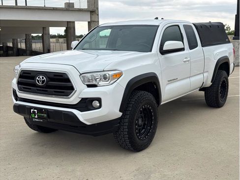 Used 2017 Toyota Tacoma SR5 AWD/4WD image 3