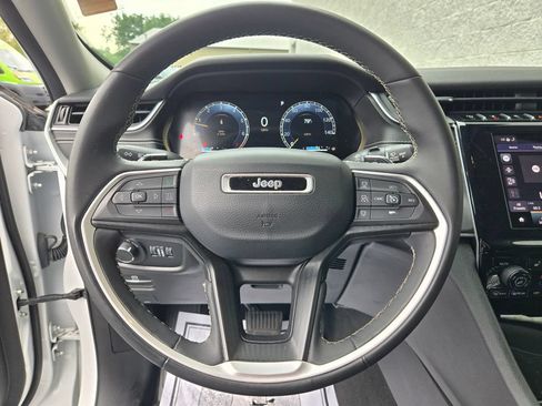 Used 2023 Jeep Grand Cherokee Laredo w/ Luxury Tech Group I AWD/4WD image 17