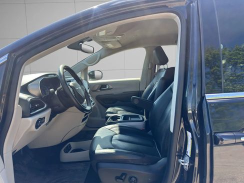 Used 2020 Chrysler Pacifica Touring-L FWD image 12